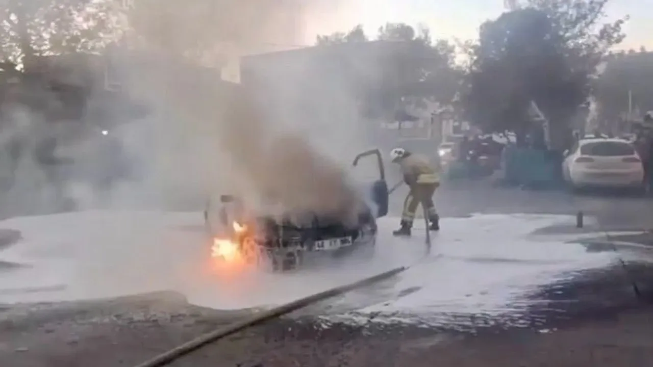 Park Halindeki Otomobil Alev Aldı