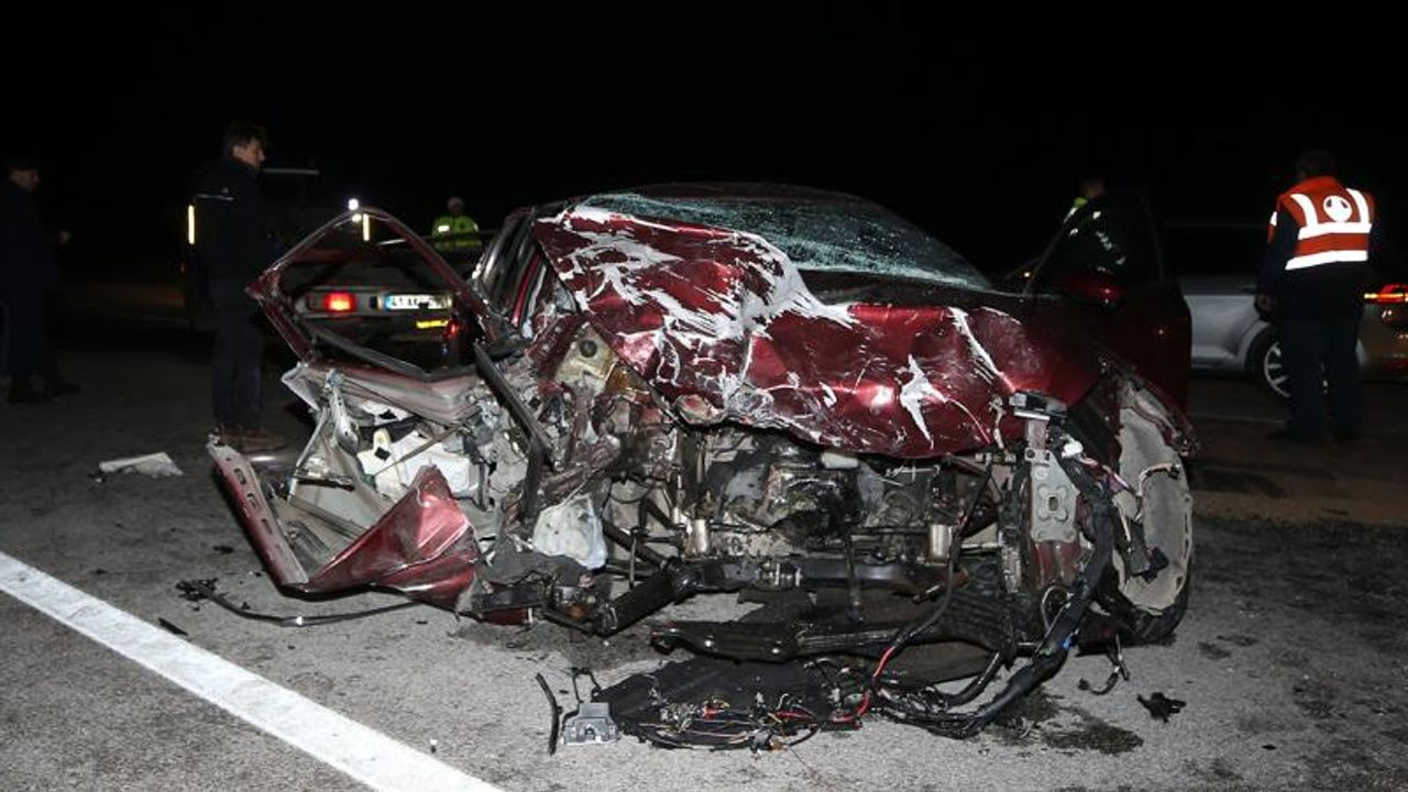 Polisten Kaçarak Ters Yöne Giren Araç Faciaya Yol Açtı: 5 Ölü