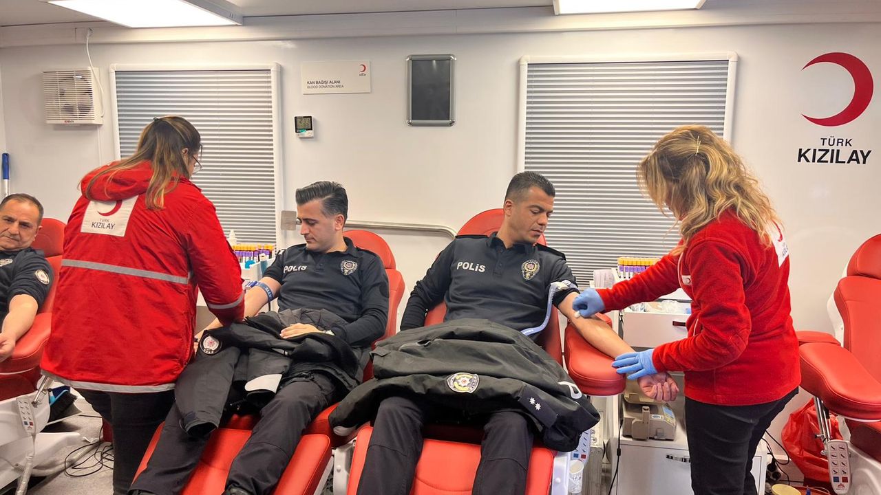 Adana'da polisten Türk Kızılaya kan bağışı desteği
