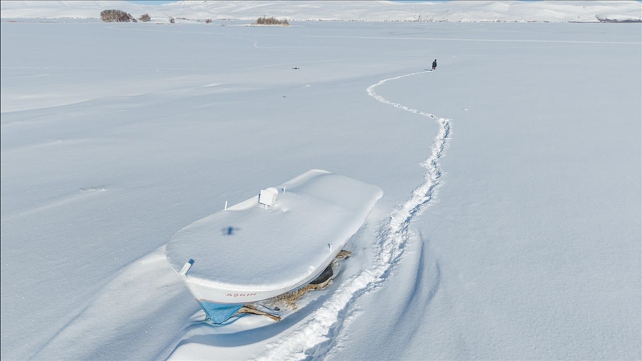 Bitlis'teki Nazik Gölü'nün yüzeyi buzla kaplandı