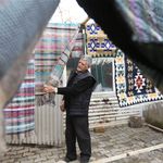 Atölyeye çevirdiği evinin garajında eşiyle atık kumaşları kilime dönüştürüyor