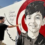 Okul saldırısında hayatını kaybeden Adnan'ın portresi memleketinde duvara çizildi