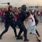 Elche-Barcelona maçı öncesi ortalık karıştı! Polis taraftara copla müdahale etti
