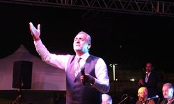 Sanatçı Yavuz Bingöl Kahramanmaraş'ta depremzedelere konser verdi