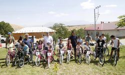 Afşin’de Depremzede Çocuklara Bisiklet Dağıtıldı