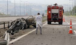 Bariyere saplanan otomobildeki 2 kişi öldü, 1 kişi yaralandı