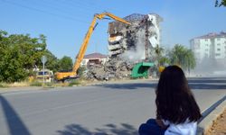 Mahkeme Kararı Sonrası Afşin'de Ağır Hasarlı Binaların Yıkımı Sürüyor