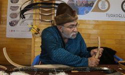 Emekli öğretmen şampiyonlar için geleneksel Türk yayı üretiyor