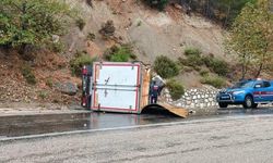 Antalya'da devrilen kamyonetteki 3 kişi yaralandı
