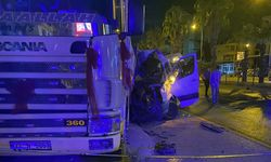 Antalya'da kamyona çarpan tur minibüsündeki 1 turist öldü, 11 kişi yaralandı