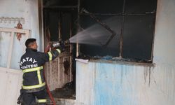 Hatay'da 2 katlı metruk binada çıkan yangın söndürüldü