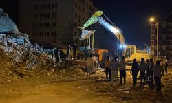 Ağır hasarlı bina yıkım sırasında iş makinesinin üzerine devrildi