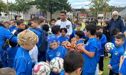 Futbolcu Oğuzhan Matur, Berlin’de yetiştiği kulübe 100 top hediye etti