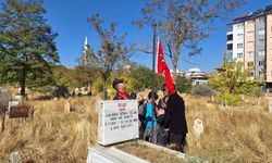 Şehit Mezarlarındaki Türk bayrakları Yenilendi