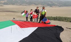 Yamaç paraşütü sporcusu Serdar Gülşen Filistin bayrağıyla atlayış yaptı