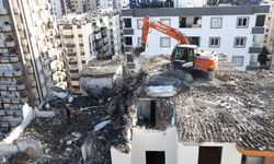 Adana'da yıkımı süren ağır hasarlı binanın beton bağlama noktasından bakır tabak çıktı