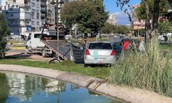 Süs havuzuna düşen aracın sürücüsü kurtarıldı