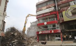 Depremlerde ağır hasar alan 2 iş hanı kontrollü yıkıldı