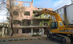 Afşin’de ağır hasarlı binaların yıkımı sürüyor