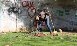 Kahramanmaraşlı depremzede yaşadığı mahallenin park ve bahçelerini temizliyor