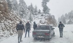 Adana'da kar nedeniyle yolda mahsur kalan 6 araçtaki 14 kişi kurtarıldı