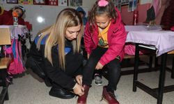Adana'da polislerden öğrencilere mont ve ayakkabı yardımı