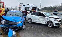 Isparta'da 2 otomobil çarpıştı, 4 kişi yaralandı