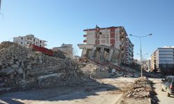 Afşin'de ağır hasarlı binaların kontrollü yıkımı sürüyor
