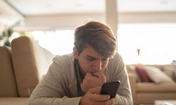 Aşırı sosyal medya kullanımı gençlerde anksiyete ve depresyona neden olabilir