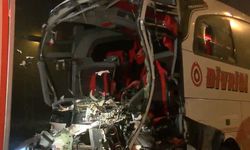 Yolcu otobüsü tıra çarptı: 19 kişi yaralandı