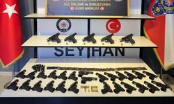 Adana'da bir evde ruhsatsız 5 tabanca ve 270 silah parçası ele geçirildi