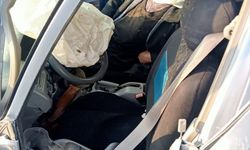 Adana'da refüjdeki ağaca çarpan otomobildeki 2 kişi yaralandı