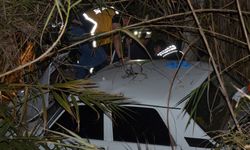 Antalya'da dereye düşen otomobildeki 2 kişi yaralandı