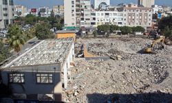 Mersin'de depreme dayanıksız 56 yıllık okul binasının yıkımı sürüyor