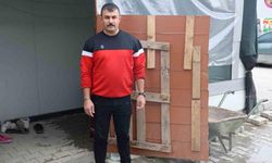 Deprem sonrası yaşanan isim karmaşasıyla kayıtlara ölü olarak geçen afetzede vatandaş, bankayı yaşadığına inandıramıyor