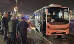 Midibüs elektrik direğine çarptı: 10 yaralı