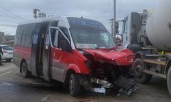 Yolcu dolu minibüs vidanjöre çarptı: 12 yaralı