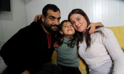 Enkazdan kurtarılma anı kameraya yansıyan Melek, ailesiyle hayata tutunuyor