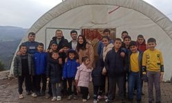 Gönüllülerden depremzede çocuklara pasta sürprizi