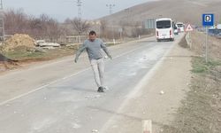 Afşin’de Hafriyat Kamyonu Yola Taş Döktü, Servis Şoförleri Temizledi