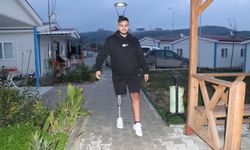 Depremde sağ bacağını kaybeden genç, protezle ayağa kalktı