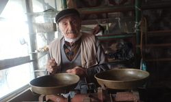 90 yaşındaki Zekeriya amca 50 yıllık eski tip terazisinden vazgeçmiyor