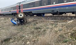 Isparta'da trenin çarptığı traktörün sürücüsü yaralandı