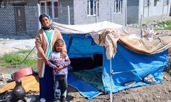 Uyuşturucu müptelası kocası tarafından darp edilip sokağa atılan kadın, çocuklarıyla çadırda yaşamaya başladı
