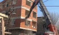 Mağralı Mahallesinde hasarlı binaların yıkımı devam ediyor