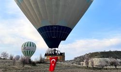 Kapadokya'da balonlar Türk bayraklarıyla havalandı