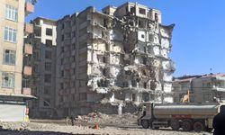Kahramanmaraş'ta ağır hasarlı binaların yıkımı devam ediyor
