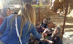Kahramanmaraş'ta kadınlara karanfil dağıttılar