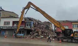 Afşin'de ağır hasarlı binaların kontrollü yıkımı sürüyor