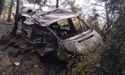 Adana'da uçuruma yuvarlanıp yanan minibüsteki 4 kişi öldü, 17 kişi yaralandı